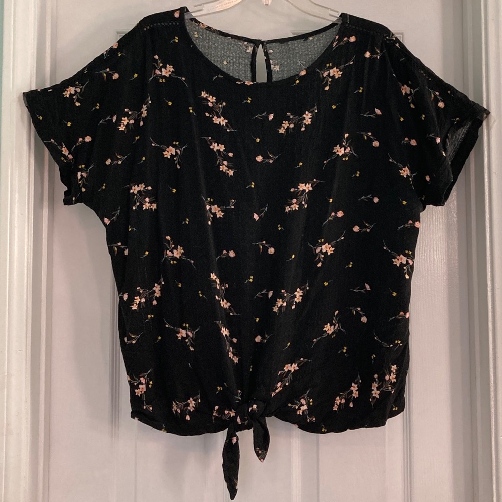 L tie-bottom floral blouse, used in excellent condition 🖤